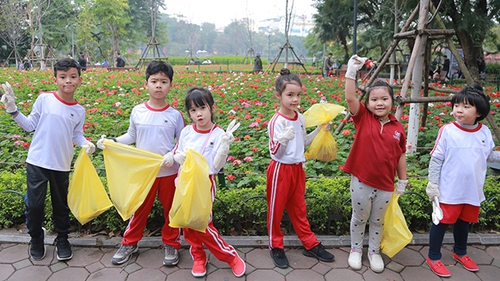 Những hình ảnh đáng yêu về học sinh tiểu học đi nhặt rác ở Hồ Gươm