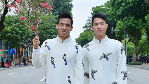 Đình Trọng, Văn Quyết xúng xính áo dài của NTK Đức Hùng trên phố đi bộ Hồ Gươm