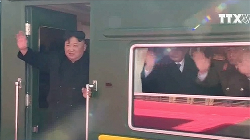 VIDEO: Chủ tịch Kim Jong-Un rời nhà ga Bình Nhưỡng để đến thủ đô Hà Nội