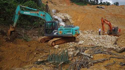 Cơ bản hoàn thành đắp đập và nắn dòng chảy suối Rào Trăng 3