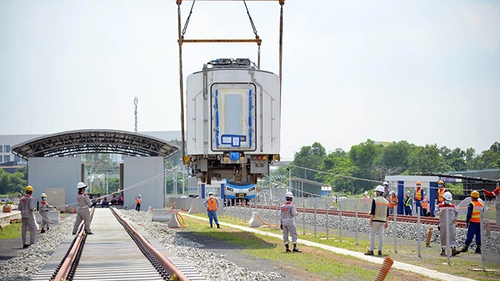 Cận cảnh đoàn tàu số 2 tuyến metro số 1 Bến Thành – Suối Tiên lên ray tại depot