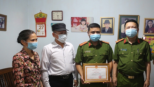 Khen thưởng Thiếu tá Công an dũng cảm cứu thai phụ có biểu hiện tự tử