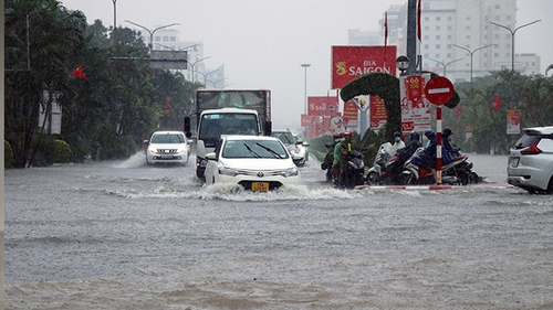 Mưa ngập phố Hải Phòng khiến 2 cháu bé thiệt mạng dưới hồ nước