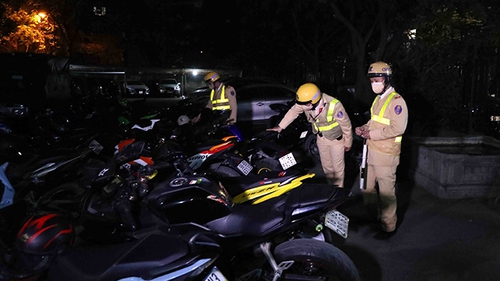 Chùm ảnh: Công an Hà Nội tổ chức vây bắt các 'quái xế' vi phạm trật tự ATGT