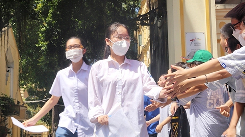 Kỳ thi vào lớp 10 tại Hà Nội: Thí sinh hoàn thành môn thi cuối với tâm trạng vui vẻ