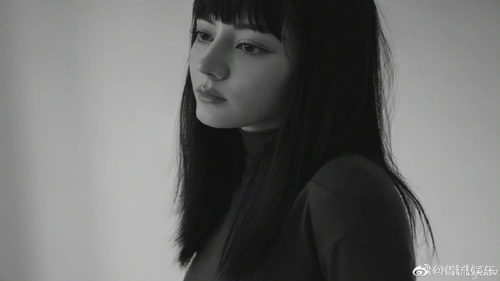 Địch Lệ Nhiệt Ba xuống sắc bất ngờ trên bìa tạp chí Voguefilm