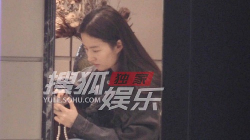 Lưu Diệp Phi để mặt mộc đi mua sắm, nhan sắc tuổi 35 gây bất ngờ