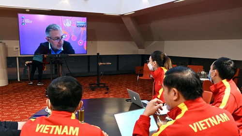 Tuyển futsal Việt Nam mặc áo đỏ trong trận gặp Brazil