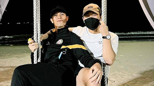 Đình Trọng, Đức Chinh giao hữu với Xuân Trường, Văn Thanh ngoài bờ biển