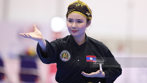 Mỹ nữ Lào đẹp không tì vết trên thảm Pencak Silat