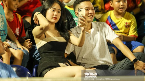 Hot girl ‘đốt cháy’ sân Vinh