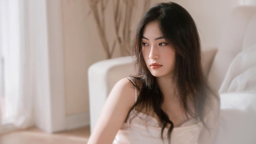 Phụ công tuyển bóng chuyền nữ Việt Nam ‘mỏng manh’ cùng váy lụa