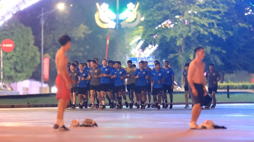 U23 Indonesia huỷ tập, làm nóng ngoài công viên