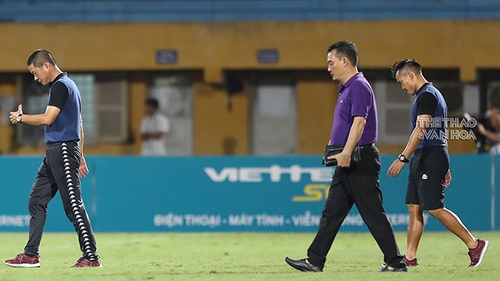 HLV Chu Đình Nghiêm ‘kiêng khem phong thủy’ vẫn không giúp được Hà Nội FC