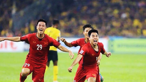 Tiền vệ Huy Hùng chuẩn bị lên xe hoa