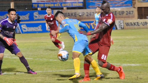 S.Khánh Hòa 1–2 CLB TP.HCM: Thầy trò ông Chung giật lại ngôi đầu