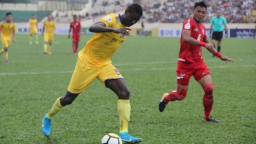 SLNA 0-0 B.Binh Dương: Trọng tài bị khán giả phản ứng dữ dội