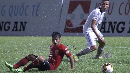 Tại sao Công Vinh phải 'gạt lệ trảm' Việt Cường?