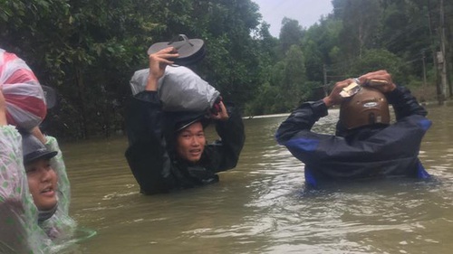 Cầu thủ ở miền Trung ‘thắt ruột” vì bão lũ