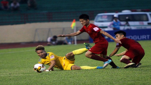 Sân Vinh, SLNA – Hải Phòng 2-3: ‘Người cũ’ và trọng tài khiến SLNA ôm hận