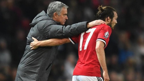 Mourinho 'mách nước', chỉ hướng sút để Blind đánh bại Svilar trên chấm 11m