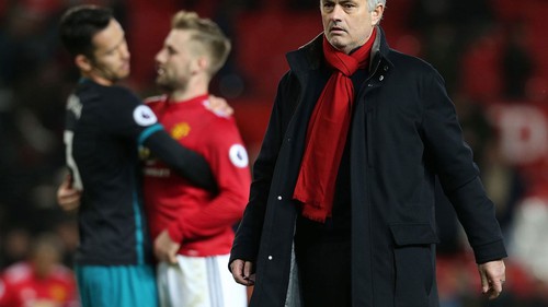 Mourinho dù đúng hay sai, cãi nhau với huyền thoại M.U là chỉ có... thiệt