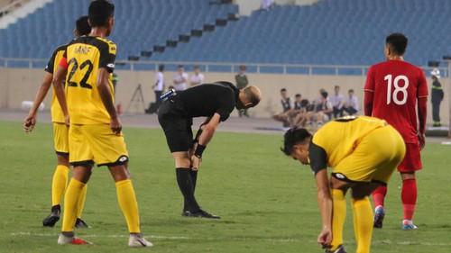 HI HỮU: Trọng tài điều khiển trận Việt Nam vs Brunei chấn thương vì va chạm với cầu thủ