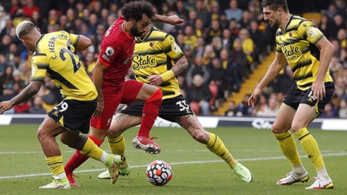 Salah 'nhảy múa' giữa các hậu vệ Watford trước khi ghi bàn đẳng cấp