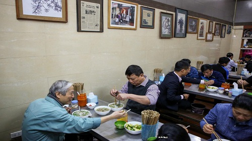 Thử lí giải sức hấp dẫn của phở Thìn (Lò Đúc)