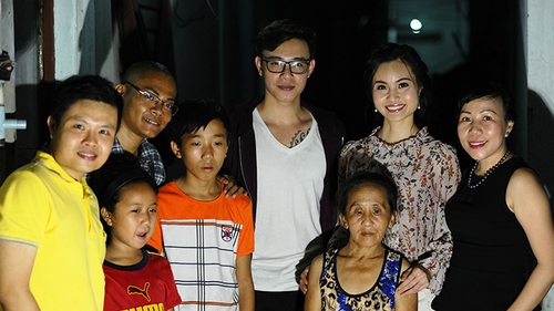 Đông Hùng và Thanh Trúc chung tay hỗ trợ người phụ nữ bán máu để mưu sinh