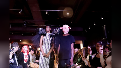 Chống quấy rối tình dục bằng đôi cánh thiên thần và mặt nạ lợn