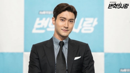 Vụ chó cắn không phải nguyên nhân Siwon vắng mặt tại fanmeeting Nhật Bản