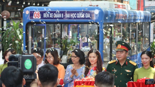 Từ xe buýt sách giữa lòng Sài Gòn sẽ tiếp tục mở tủ sách tại các trạm xe buýt