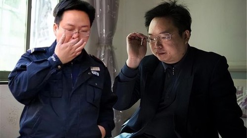 Học bá Thanh Hoa chưa từng phải làm việc nhà, bất đắc dĩ làm sales bất động sản, trắng tay ‘giấu bằng’ về làm bảo vệ