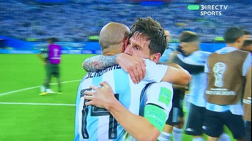 CHÙM ẢNH: Messi vui sướng để Rojo 'cõng', gục đầu vào vai Mascherano bật khóc