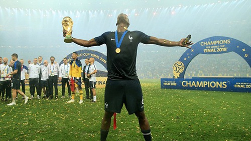 Giờ Pogba có thể nhảy múa hay làm bất cứ điều gì với mái tóc của mình