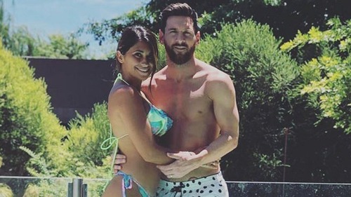 Vợ Messi diện bikini khoe dáng bên chồng sau 3 lần sinh nở