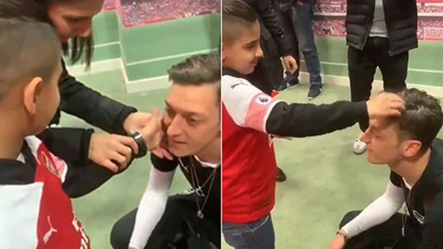 Mesut Oezil gây xúc động với hình ảnh để cậu bé mù chạm vào thần tượng