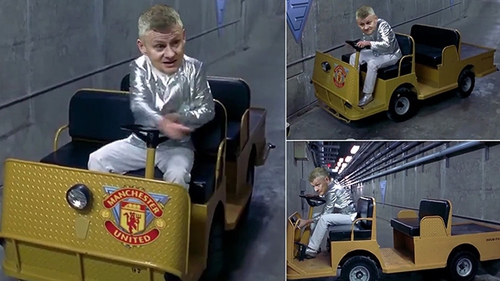 Ole Solskjaer làm lái xe đẩy hành lý, vật lộn với ‘mớ hỗn độn’ MU
