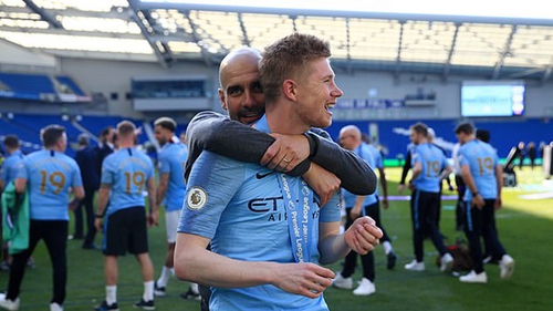 De Bruyne mắng Guardiola là ‘HLV chết tiệt’ ngay trong ngày ăn mừng vô địch