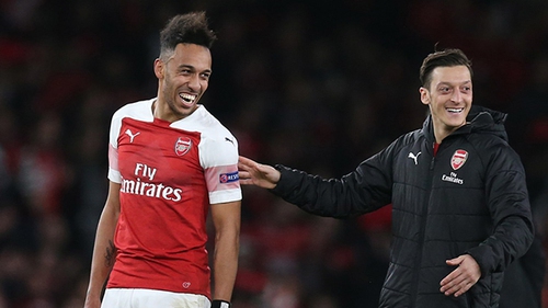 Aubameyang vượt Oezil, trở thành cầu thủ nhận lương cao nhất Arsenal