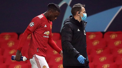 Tin bóng đá MU 25/11: MU trả giá sau trận thắng Istanbul. Cựu sao giục Solskjaer dùng Van de Beek