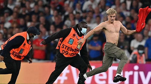 CĐV chạy xuống sân làm gián đoạn trận chung kết EURO 2021