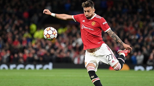 Alex Telles gây sốt khi tái hiện siêu phẩm của Robben