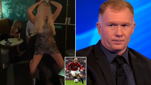 Paul Scholes vui vẻ với gái lạ trong quán bar