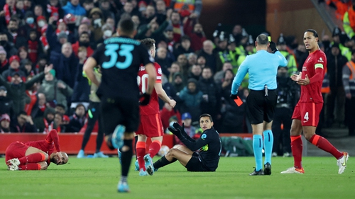 Wenger tố Fabinho gian lận khiến Sanchez bị đuổi