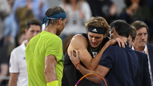 Zverev bỏ cuộc bằng xe lăn, Nadal vào chung kết Roland Garros