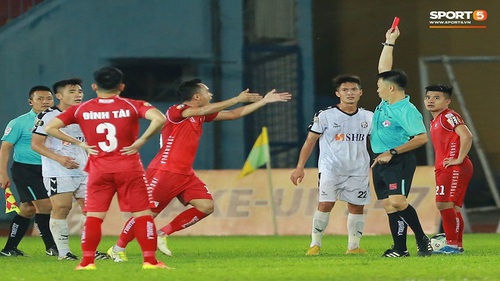 VIDEO Hải Phòng 1-1 Đà Nẵng: Các tình huống nhuốm màu bạo lực trên sân Lạch Tray