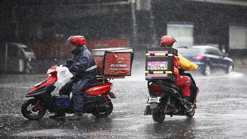 Tỷ phú giả làm nhân viên giao hàng suốt 7 năm, đều đặn dậy từ 4 giờ sáng: Trước làm vì tiện đưa đón con đi học, sau ‘nhập vai’ vì ‘đam mê diễn xuất’