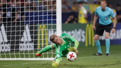Thủ môn U21 Đức xem chỉ dẫn trong... tất trước khi chặn đứng cú đá 11m của Anh